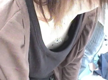 【盗撮動画】フリマで油断しまくりの貧乳女子の乳首見え2連発。有能すぎる胸チラ撮り師の声掛け撮影の画像