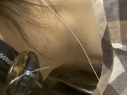 【盗撮動画】ラストは怪しまれて撤退するガチもの胸チラ、タゲはもちろんガチ素人の貧乳女子ですの画像