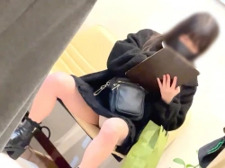 【盗撮動画】病院内で起きたパンチラ盗撮事案。問診票を書く10代素人娘を狙う撮り師のカメラの画像