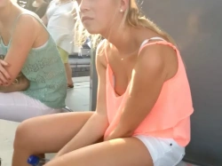 【盗撮動画】学年トップレベルの金髪美少女さん、無防備すぎて胸チラ撮り放題→ネット公開されてしまうの画像