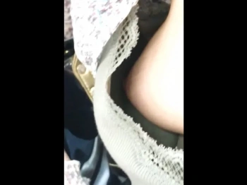 【盗撮動画】電車待ち中に目を付けられ電車で乳首丸見えの素人女子胸チラ、生々しいおっぱいしてますの画像