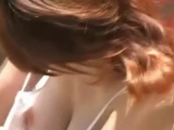 【盗撮動画】子供に引っ張られおっぱい丸見え。巨乳若ママの胸チラハプニングを記録した奇跡の動画の画像