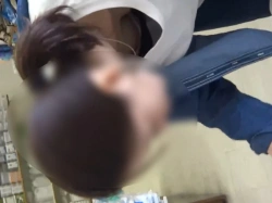 【盗撮動画】バレそうになりながらも何度もアタック！例の胸チラ撮り師の熱い攻防を記録した犯罪記録映像の画像