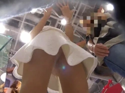 【盗撮動画】接客中のギャル店員を襲うパンチラ撮り師の魔の手。前から後ろから撮られまくった結果...の画像