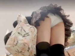 【盗撮動画】パンチラ盗撮犯の自宅から押収されたティーン娘の白パン動画、なぜかネット流出...の画像