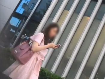 【盗撮動画】オフィス街から追跡スタート→電車で逆さ撮り純白パンチラGETの美人OLパンチラがこちらの画像