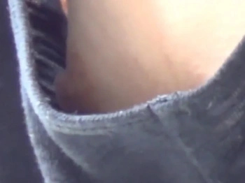 【盗撮動画】膨らみかけレベルのちっぱいの激カワギャルを望遠レンズで胸チラ盗撮したら乳首が丸見えだった話の画像