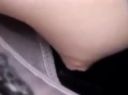 【盗撮動画】いとも簡単に乳首GET。犯罪者集団の限度を越えた胸チラ盗撮手法にさすがのマニアも賛否両論の画像