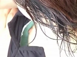 【盗撮動画】どこかで誰かと待ち合わせ中のガチ素人ギャル乳首×2！胸チラ専用特殊カメラでの撮影ですの画像