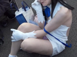 【盗撮動画】履き忘れ！？コスプレ会場にピンクの生パンで降臨した美形レイヤーさんのパンチラがこちらの画像