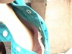【盗撮動画】素人ギャルの乳首モロ見え。ハイリスクハイリターンな胸チラ盗撮を極めるとこうなる...の画像