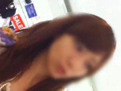 【盗撮動画】可愛い女子（店員）たちに声掛け盗撮。胸チラもあるがパンチラが中心の画像