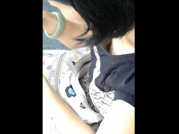 【盗撮動画】顔撮りあり。子供を遊ばせ中の貧乳人妻さんの使い込まれた貧乳乳首胸チラ盗撮の画像