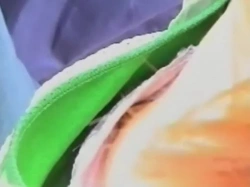 【盗撮動画】観戦中のスレンダーギャルの胸元を恐る恐る覗き込んで乳首GET。これは有能胸チラ撮り師の画像
