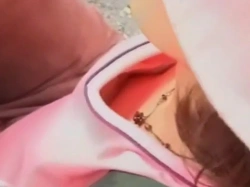 【胸チラ盗撮】ガチ素人女子の乳首がお宝レベルに見えてしまう現象、まだ誰にも説明できない...の画像