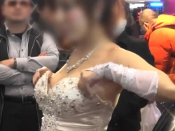 【盗撮動画】永久保存版。美人キャンギャルのお宝乳首ポロリ動画が完全ノーカットで公開されるの画像