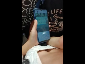 【盗撮動画】スマホの画面まで全部丸見え。プライベート丸出しの電車内胸チラ盗撮映像が激ヤバ...の画像