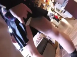 【盗撮動画】これがリアルガチなスカートめくり現場映像。出演者全員制服女子バージョンでご覧くださいの画像