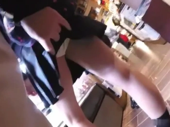 【盗撮動画】これがリアルガチなスカートめくり現場映像。出演者全員制服女子バージョンでご覧くださいの画像