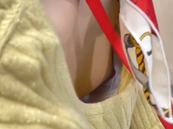 【盗撮動画】薄顔美人なショップ店員さん、接客中に乳首と白TバックをWで盗み撮られるの画像