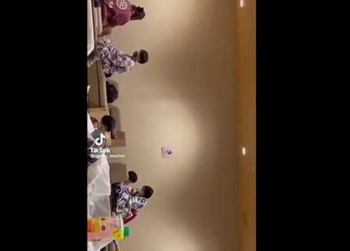 旅館の大広間でこっそり騎乗位SEXしていた若いカップルがTikT●kで晒されてしまう…wの画像