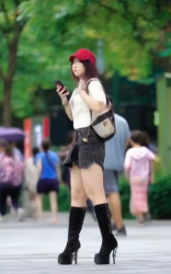 [AIエロgif] 街撮りショーパンブーツのショート動画の画像