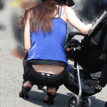 街撮りのローライズデニムの人妻さんにAIの力でパンツを見せてもらいましたの画像