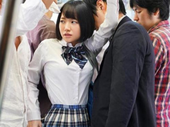 【エロ動画 俺の宝箱】[集団レイプ】「ちょっと...何してるの？通学中のJK美少女が電車内で大人たちに輪姦される。の画像