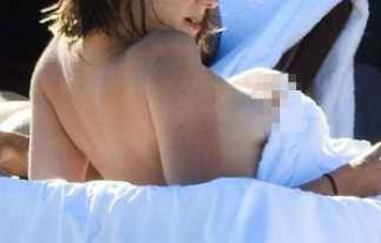 【ポロリ】美人女優さん、タオルの下から乳首が見えてしまうｗｗｗビンビンじゃんｗｗｗ【エロ画像42枚】の画像