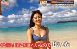 【世界さまぁ～リゾート】日本人っぽい水着お姉さんの日焼け姿と前屈みの谷間おっぱいがエロいｗｗｗｗｗの画像