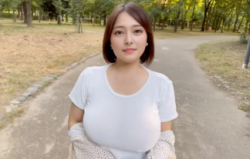 【爆乳】LカップOLがスケスケ白Tシャツで公園散歩！ユッサユッサ揺らし乳首も谷間も丸見えwwwの画像