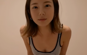 ノーパン美女がテーブルクロス引きをやった結果がたまらんすぎるｗｗｗの画像