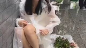 【画像】プルンプルン横乳の中国女子大生露天商、ノーブラで脳内崩壊！の画像