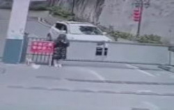 【GIF】神動画！街中で服脱がされちゃう女の子の放送事故級破壊力ｗｗｗの画像