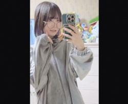 【ライブチャット】超可愛いショートヘアメガネっ子の素人美少女が自撮りで細くて色白エッチな美乳おっぱい見せたまらないwwwの画像