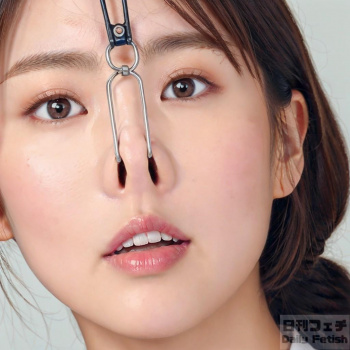 「鼻フック姫の誘惑顔がたまらない!セクシーな複合美女が大股開きで魅了する!」の画像