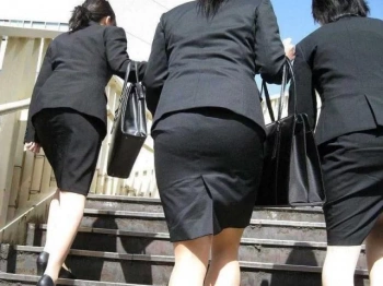 新人OLのリクルートスーツでパンツ透け画像の画像