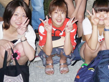 ハイチーズ!集合写真でパンチラしている女子画像の画像