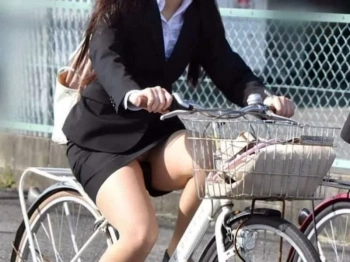 スーツOLさんの自転車パンチラ画像の画像