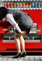 自販機でジュースを買うOLさん、タイトスカート尻を狙われるの画像