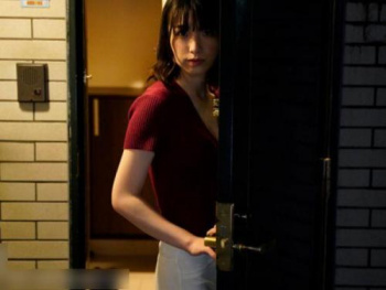 【花狩まい】透けパンでお隣さんの若者を誘惑して肉体関係に持ち込んだ絶品スレンダーボディの美形若妻!の画像