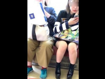 【盗撮】寝たらチャンス到来は間違いなし！電車対面の激カワ女子が居眠り始めて股間からパンチラ解禁ｗｗｗの画像