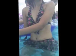 【盗撮】単にプールで無断撮影したJC中○生の美少女のビキニ姿の映像がネット上で高評価とかヤバい！の画像