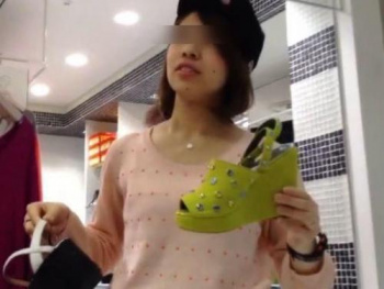 【盗撮】ボーイッシュ系美人ショップ店員さんの下半身が侮れない！パンチラを逆さ撮りすると極上すぎた！の画像