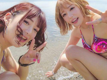 【浜崎真緒 有村のぞみ】極上美人ギャル二人組に逆ナンされて酒池肉林のハーレム4Pセックス！の画像