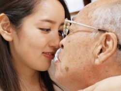 【美咲かんな】夫を亡くした美形妻が初老の義理父のペニスに跨って濃厚SEX!の画像