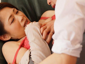 【友田真希】息子の同級生の不良少年に力付くで押し倒されて受け入れた巨乳美熟女の艶めかしい肢体！の画像