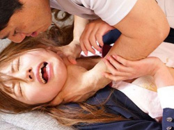 【西宮ゆめ】肉体労働者の男二人組に汗くさいチンポをぶち込まれて永遠と追撃姦で犯される制服美少女！の画像
