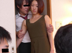 【竹内有紀】自宅の寝室で夫の上司であるパワハラ男に犯されたスレンダー美人妻！の画像