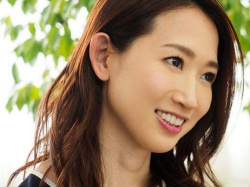 【水戸かな】美人中の美熟女が夫以外の肉棒と初めての中出しセックスをパンティずらしハメで体験！の画像